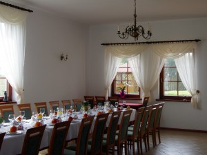 Zdjęcie stołu w sali bankietowej